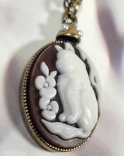 Elegant Feline Cat Cameo Necklace, Pearl-Adorned Cat Pendant, Unique Gift for Cat Enthusiasts