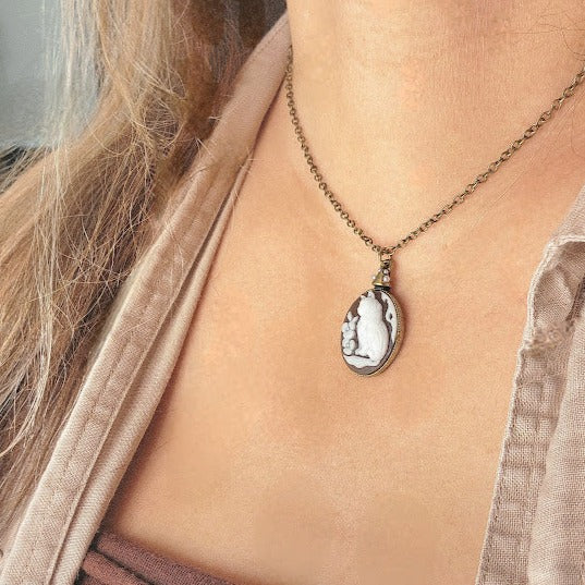 Elegant Feline Cat Cameo Necklace, Pearl-Adorned Cat Pendant, Unique Gift for Cat Enthusiasts