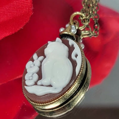 Elegant Feline Cat Cameo Necklace, Pearl-Adorned Cat Pendant, Unique Gift for Cat Enthusiasts