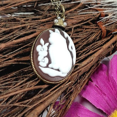 Elegant Feline Cat Cameo Necklace, Pearl-Adorned Cat Pendant, Unique Gift for Cat Enthusiasts