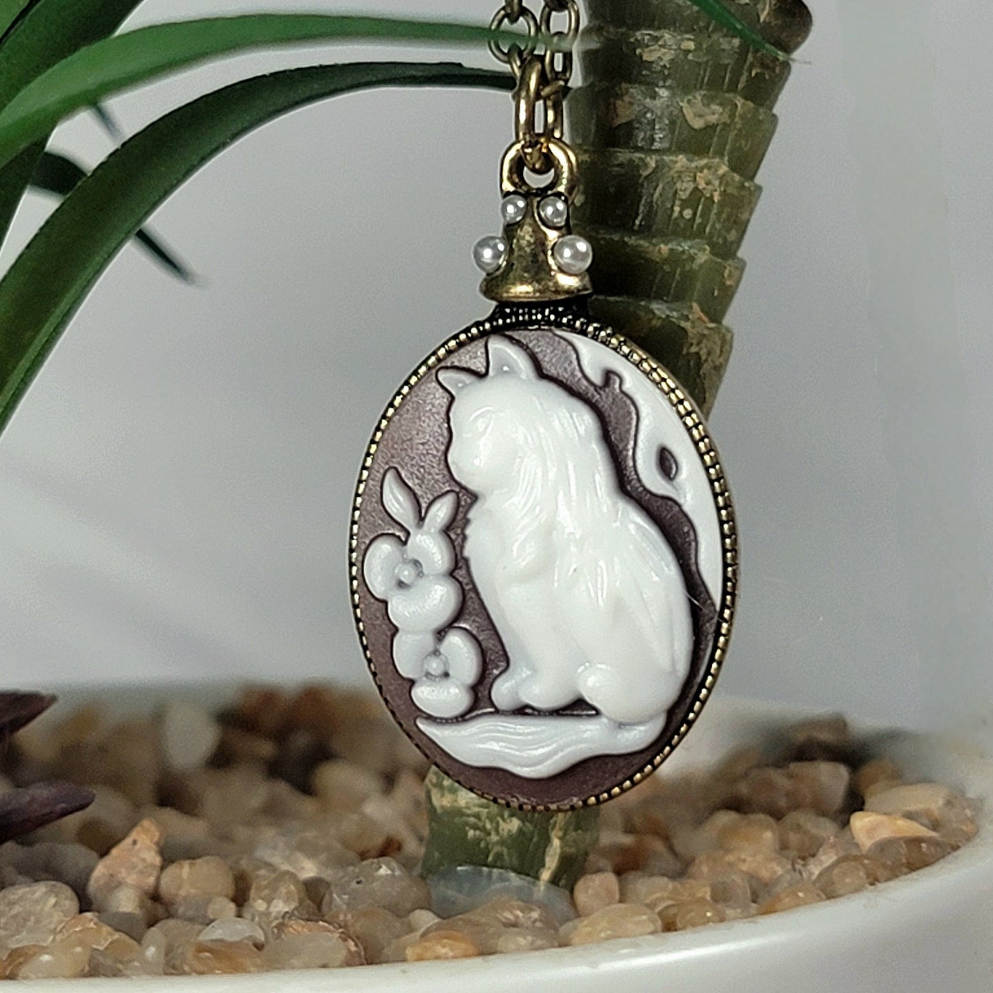 Elegant Feline Cat Cameo Necklace, Pearl-Adorned Cat Pendant, Unique Gift for Cat Enthusiasts