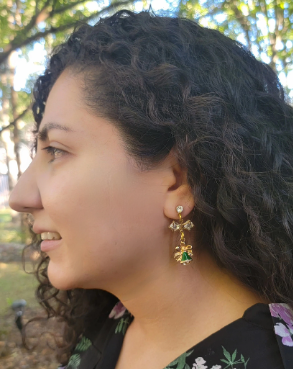 Pendientes festivos verdes y dorados, elegante moda navideña, diseño inspirado en el invierno, accesorio para fiestas navideñas, elegante declaración de temporada