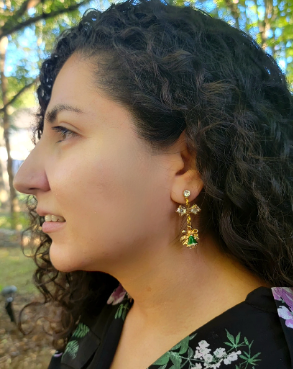 Pendientes festivos verdes y dorados, elegante moda navideña, diseño inspirado en el invierno, accesorio para fiestas navideñas, elegante declaración de temporada