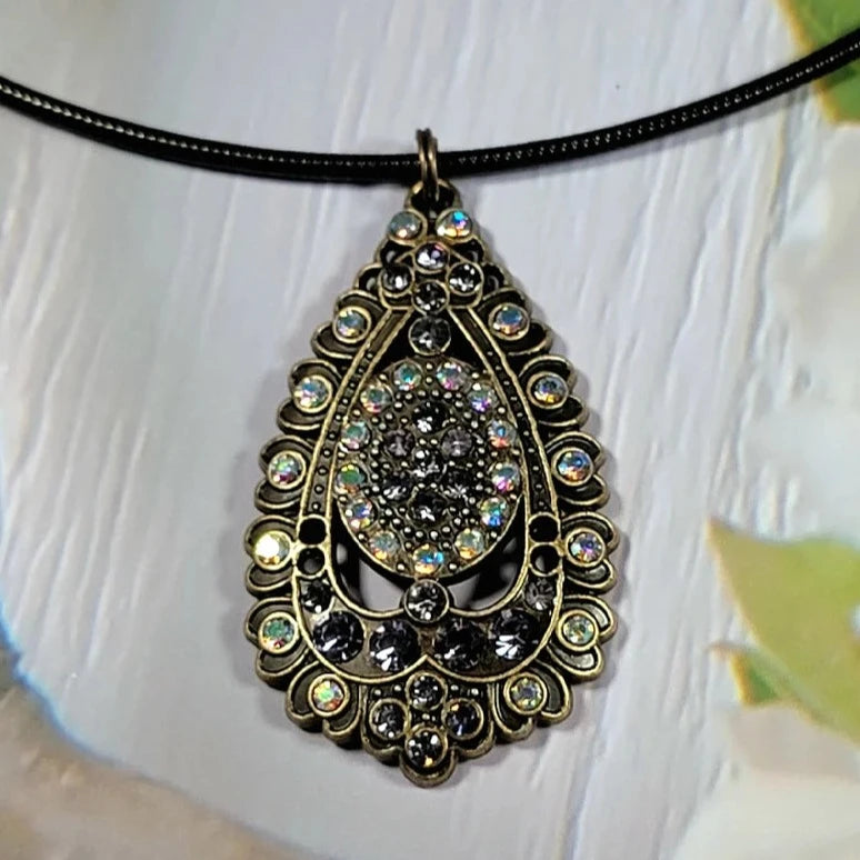 Elegante gargantilla de lágrima de oro antiguo, joyería de diseño árabe, diseño vintage con contraste moderno, collar de declaración con matices púrpuras