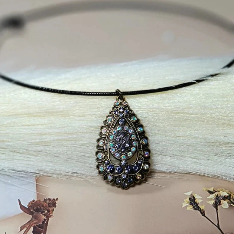 Elegant Antique Gold Teardrop Choker, Vintage Design Necklace with Modern Contrast