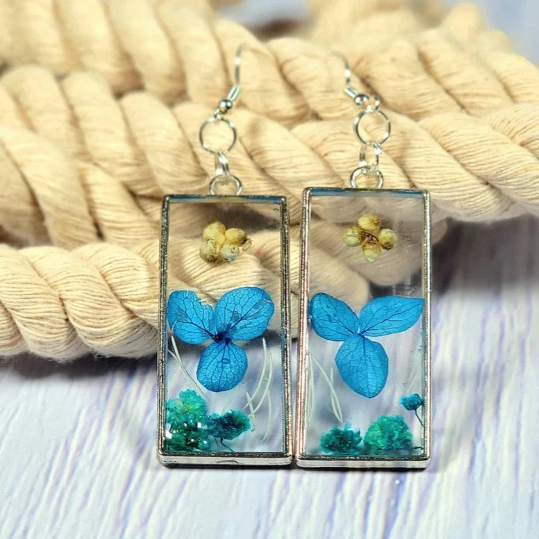 Boucle d’oreille Blue Pansies Real Flower Dangle, Pendentif de fleurs sauvages bleu de mer vivace préservé, bijoux floraux pressés, bijoux de feuillage délicat