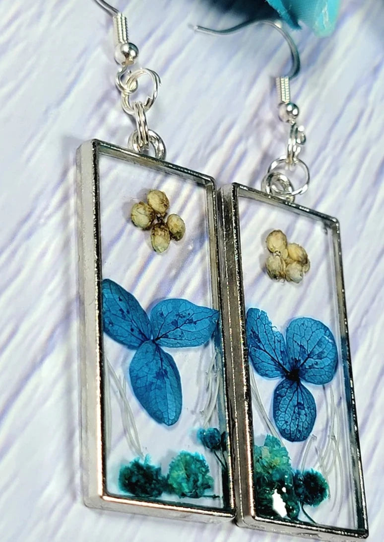 Boucle d’oreille Blue Pansies Real Flower Dangle, Pendentif de fleurs sauvages bleu de mer vivace préservé, bijoux floraux pressés, bijoux de feuillage délicat