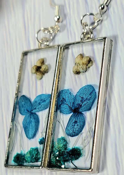 Boucle d’oreille Blue Pansies Real Flower Dangle, Pendentif de fleurs sauvages bleu de mer vivace préservé, bijoux floraux pressés, bijoux de feuillage délicat