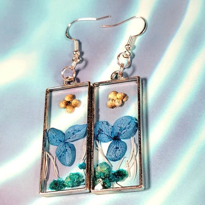 Boucle d’oreille Blue Pansies Real Flower Dangle, Pendentif de fleurs sauvages bleu de mer vivace préservé, bijoux floraux pressés, bijoux de feuillage délicat