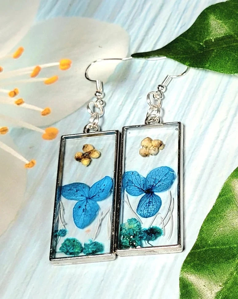 Boucle d’oreille Blue Pansies Real Flower Dangle, Pendentif de fleurs sauvages bleu de mer vivace préservé, bijoux floraux pressés, bijoux de feuillage délicat