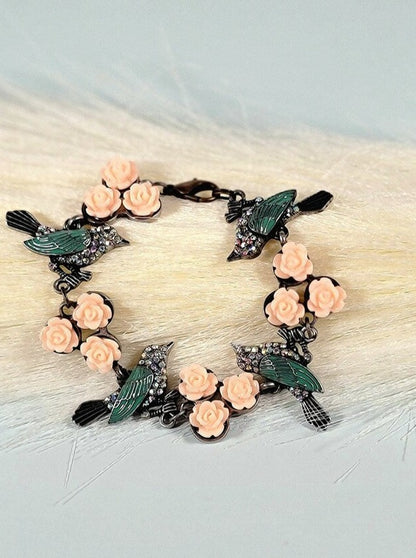 Bracelet oiseau à ailes bleues et fleurs roses, accessoire de mariage de jardin, bracelet de printemps, bijoux cardinaux, bijoux roses rose clair