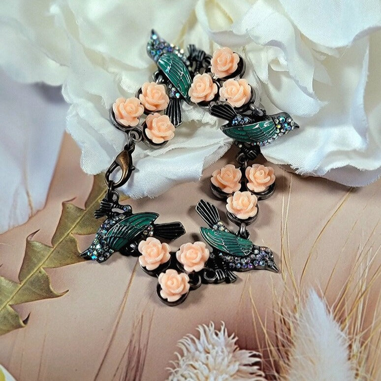 Pulsera de pájaro alado azul y flor rosa, accesorio de boda de jardín, pulsera de primavera, joyería cardenal, joyería de rosas rosa claro