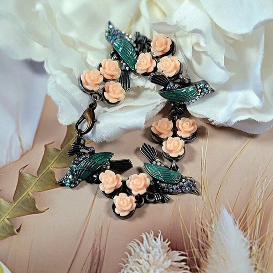 Pulsera de pájaro alado azul y flor rosa, accesorio de boda de jardín, pulsera de primavera, joyería cardenal, joyería de rosas rosa claro