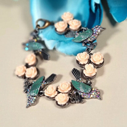 Pulsera de pájaro alado azul y flor rosa, accesorio de boda de jardín, pulsera de primavera, joyería cardenal, joyería de rosas rosa claro