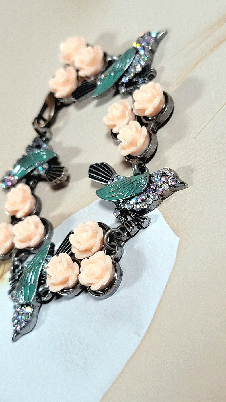 Bracelet oiseau à ailes bleues et fleurs roses, accessoire de mariage de jardin, bracelet de printemps, bijoux cardinaux, bijoux roses rose clair