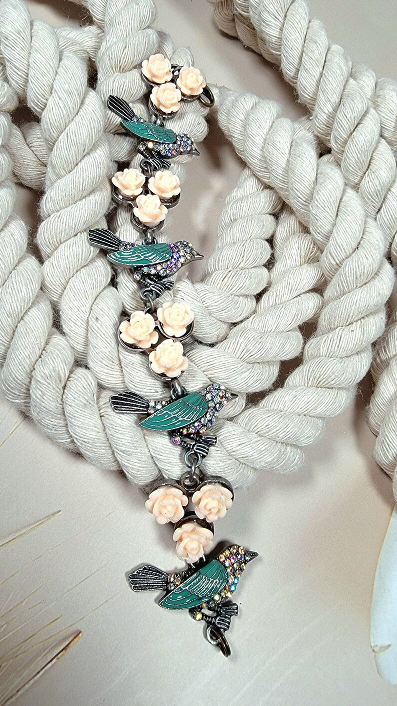 Pulsera de pájaro alado azul y flor rosa, accesorio de boda de jardín, pulsera de primavera, joyería cardenal, joyería de rosas rosa claro