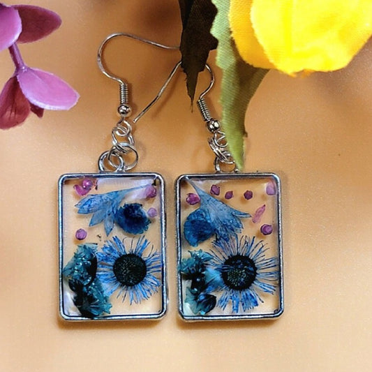 Boucle d’oreille vibrante de boutons de fleurs bleues et roses, résine florale printanière, goutte naturellement pressée, design écologique, fabriqué à la main inspiré de la nature