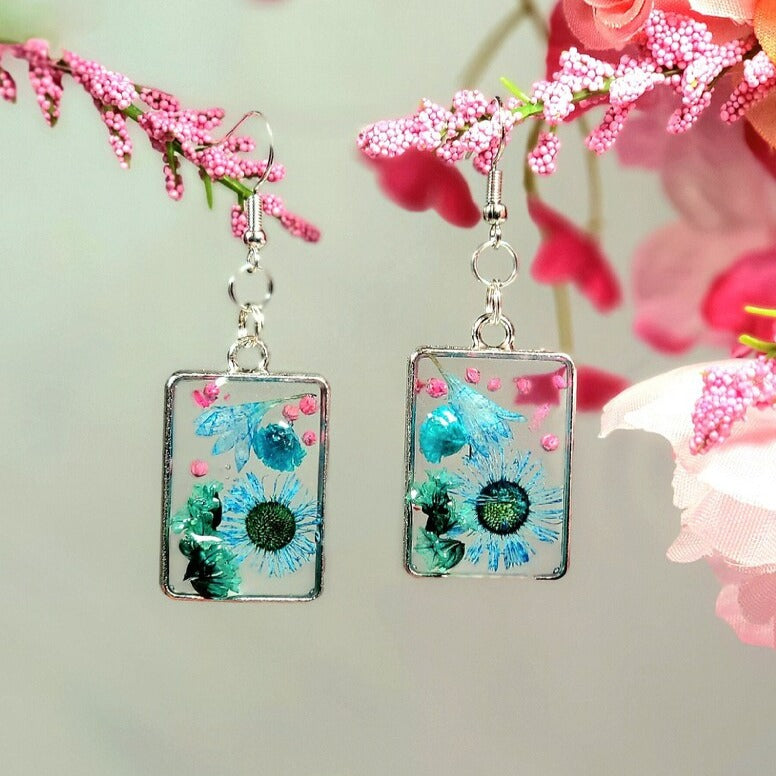 Boucle d’oreille vibrante de boutons de fleurs bleues et roses, résine florale printanière, goutte naturellement pressée, design écologique, fabriqué à la main inspiré de la nature