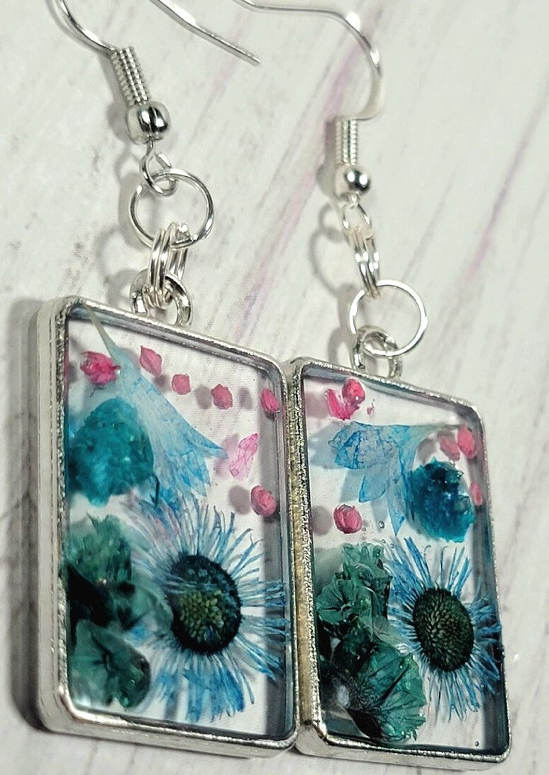 Boucle d’oreille vibrante de boutons de fleurs bleues et roses, résine florale printanière, goutte naturellement pressée, design écologique, fabriqué à la main inspiré de la nature