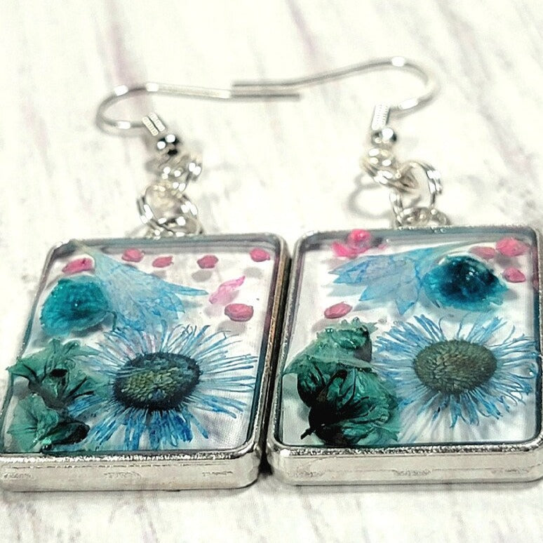 Boucle d’oreille vibrante de boutons de fleurs bleues et roses, résine florale printanière, goutte naturellement pressée, design écologique, fabriqué à la main inspiré de la nature