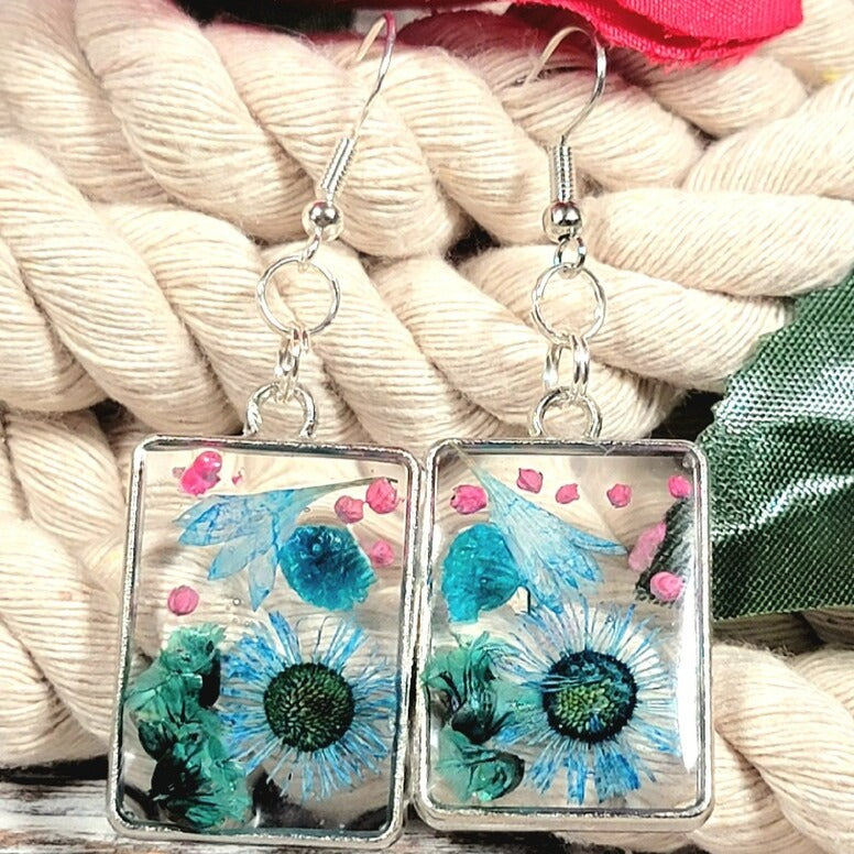 Boucle d’oreille vibrante de boutons de fleurs bleues et roses, résine florale printanière, goutte naturellement pressée, design écologique, fabriqué à la main inspiré de la nature