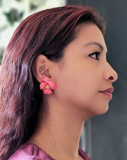 Pendientes de arcilla floral de tono coral, accesorio inspirado en la isla tropical, joyería hawaiana, colgante de boda en el jardín, amantes de la moda de regalos exquisitos