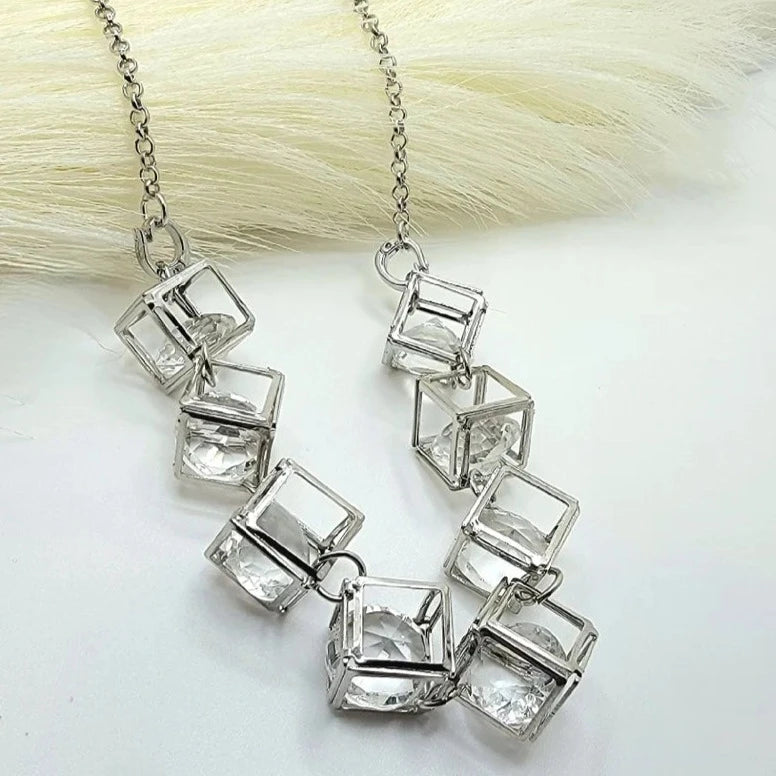 Élégant collier en cristal redéfini, bijoux en verre cube sophistiqués, pendentif intemporel taille diamant, accessoire moderne aux tons argentés