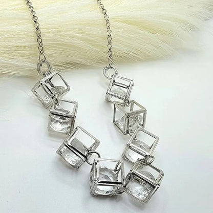 Elegante collar de cristal redefinido, sofisticada joyería de cristal en forma de cubo, colgante atemporal con talla de diamante, accesorio moderno en tono plateado