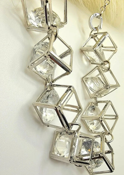 Élégant collier en cristal redéfini, bijoux en verre cube sophistiqués, pendentif intemporel taille diamant, accessoire moderne aux tons argentés