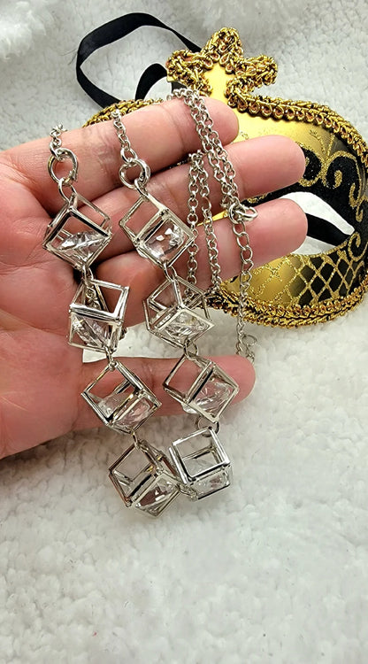 Élégant collier en cristal redéfini, bijoux en verre cube sophistiqués, pendentif intemporel taille diamant, accessoire moderne aux tons argentés