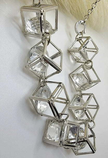 Élégant collier en cristal redéfini, bijoux en verre cube sophistiqués, pendentif intemporel taille diamant, accessoire moderne aux tons argentés