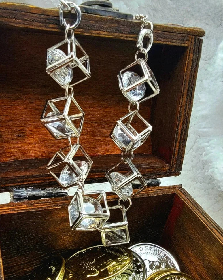 Élégant collier en cristal redéfini, bijoux en verre cube sophistiqués, pendentif intemporel taille diamant, accessoire moderne aux tons argentés