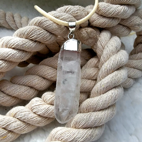 Collier en pierre de cristal de poignard à facettes, bijoux symboliques mystiques, emblème de bravoure et de protection, accessoire de balle, pendentif en quartz clair