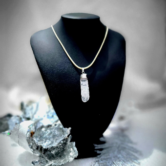 Collier en pierre de cristal de poignard à facettes, bijoux symboliques mystiques, emblème de bravoure et de protection, accessoire de balle, pendentif en quartz clair