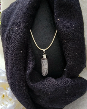 Collier en pierre de cristal de poignard à facettes, bijoux symboliques mystiques, emblème de bravoure et de protection, accessoire de balle, pendentif en quartz clair