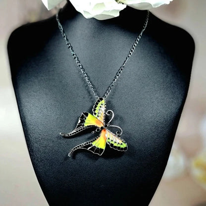 Delicado combo de broche y collar de mariposa, colgante verde lima, accesorio versátil inspirado en la naturaleza, joyas con múltiples opciones de uso