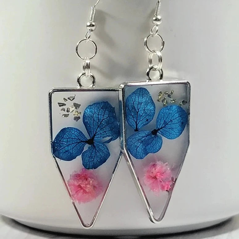 Boucle d’oreille pétale bleue faite à la main, vraies fleurs d’œillets roses, beauté botanique printanière, design floral audacieux et délicat, pendentif inspiré du jardin