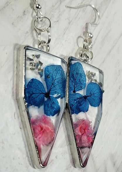 Boucle d’oreille pétale bleue faite à la main, vraies fleurs d’œillets roses, beauté botanique printanière, design floral audacieux et délicat, pendentif inspiré du jardin