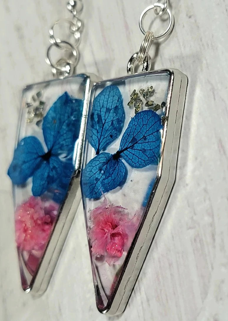 Boucle d’oreille pétale bleue faite à la main, vraies fleurs d’œillets roses, beauté botanique printanière, design floral audacieux et délicat, pendentif inspiré du jardin