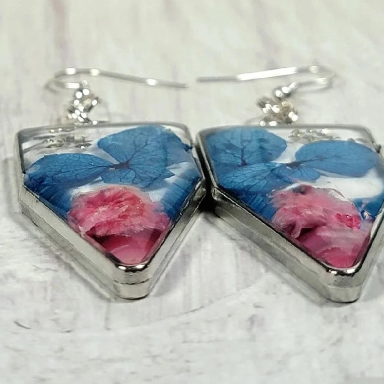 Boucle d’oreille pétale bleue faite à la main, vraies fleurs d’œillets roses, beauté botanique printanière, design floral audacieux et délicat, pendentif inspiré du jardin