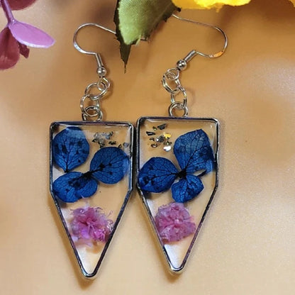 Boucle d’oreille pétale bleue faite à la main, vraies fleurs d’œillets roses, beauté botanique printanière, design floral audacieux et délicat, pendentif inspiré du jardin