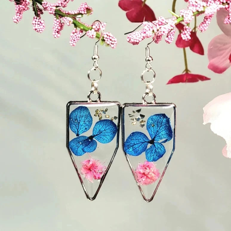 Boucle d’oreille pétale bleue faite à la main, vraies fleurs d’œillets roses, beauté botanique printanière, design floral audacieux et délicat, pendentif inspiré du jardin