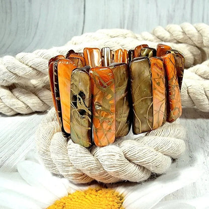 Pulsera con cuentas de concha en tono tierra, joyería de brazalete ancho, joyería de naranja y oro, accesorio boho chic llamativo, el encanto del mar se encuentra con el calor de la tierra