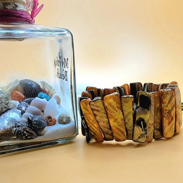 Pulsera con cuentas de concha en tono tierra, joyería de brazalete ancho, joyería de naranja y oro, accesorio boho chic llamativo, el encanto del mar se encuentra con el calor de la tierra