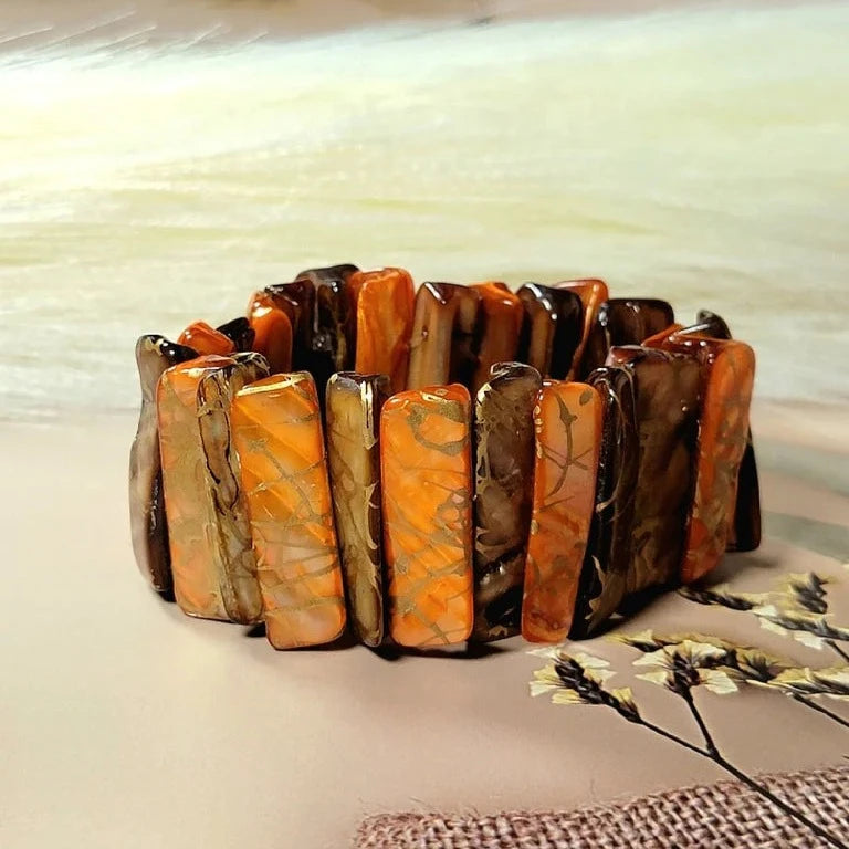 Pulsera con cuentas de concha en tono tierra, joyería de brazalete ancho, joyería de naranja y oro, accesorio boho chic llamativo, el encanto del mar se encuentra con el calor de la tierra