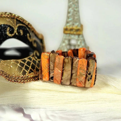 Pulsera con cuentas de concha en tono tierra, joyería de brazalete ancho, joyería de naranja y oro, accesorio boho chic llamativo, el encanto del mar se encuentra con el calor de la tierra