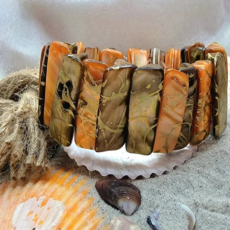 Bracelet perlé Earth Tone Shell, bijoux large bracelet, bijoux orange et or, accessoire Boho Chic, Sea Allure Meet Earth Warmth