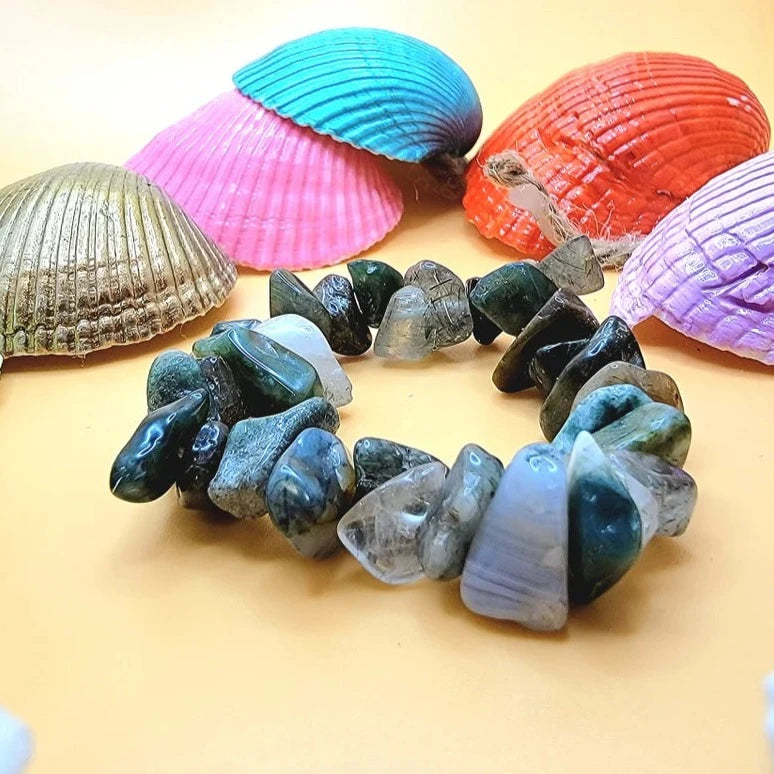 Bracelet multicolore en coquillages de rivière, accessoire perlé inspiré de la nature, bracelet étanche pour les amoureux de la plage, bracelet artisanal aux tons terreux