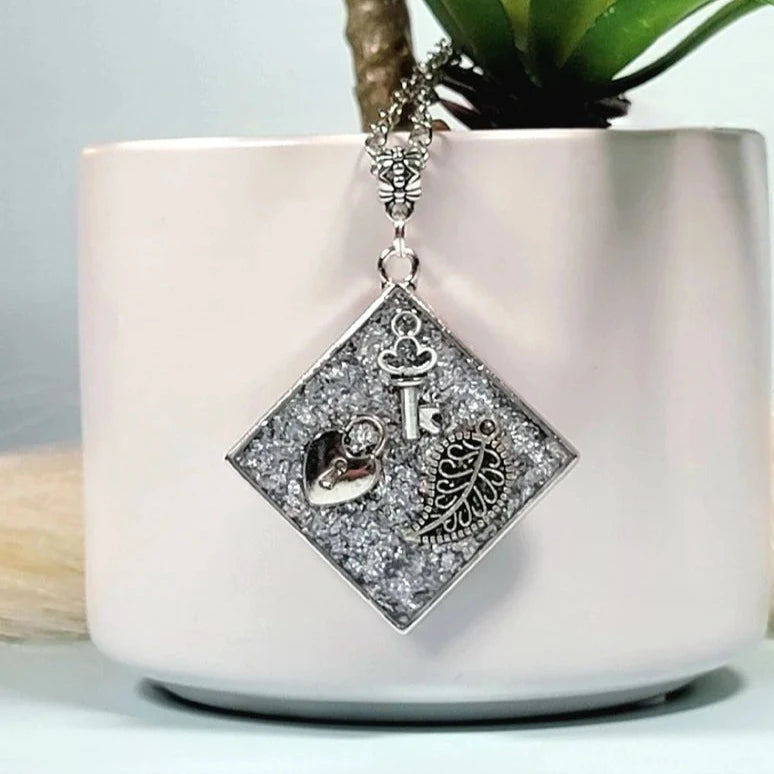 Collar de plata con llave mística del corazón, joyería de hojas de filigrana, colgante con tema de amor, diseño atemporal, declaración romántica única sentimental