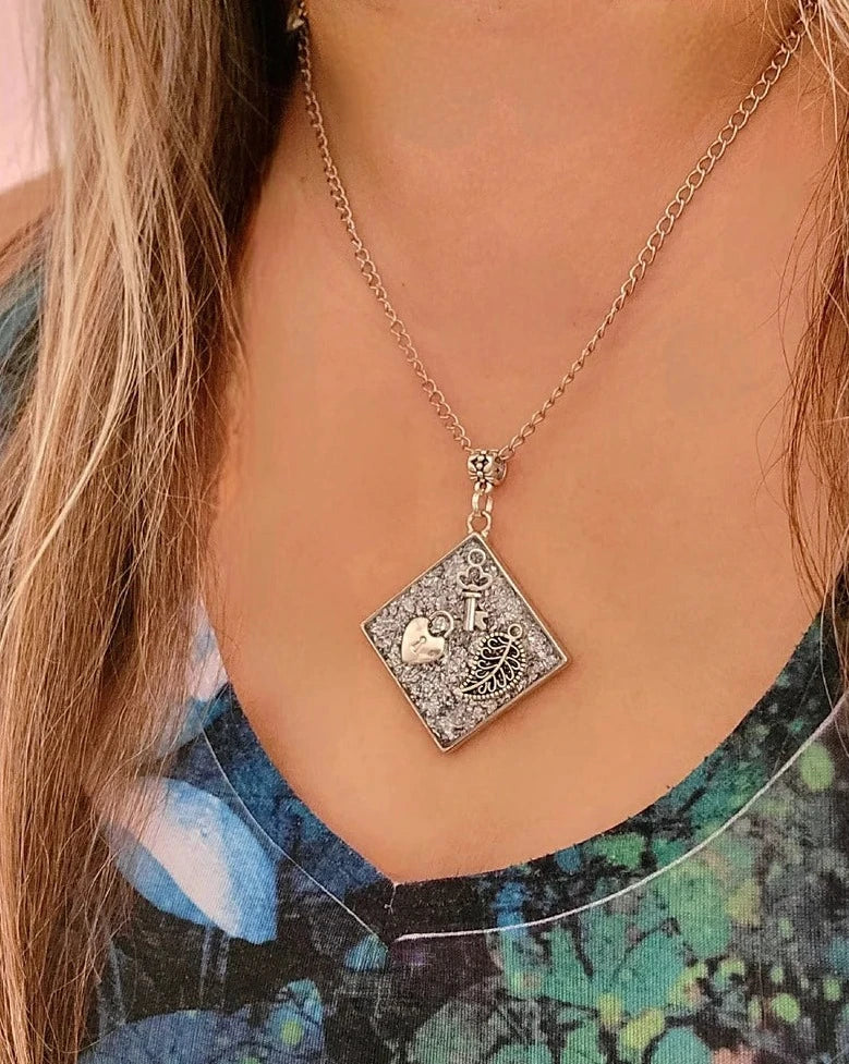 Collar de plata con llave mística del corazón, joyería de hojas de filigrana, colgante con tema de amor, diseño atemporal, declaración romántica única sentimental